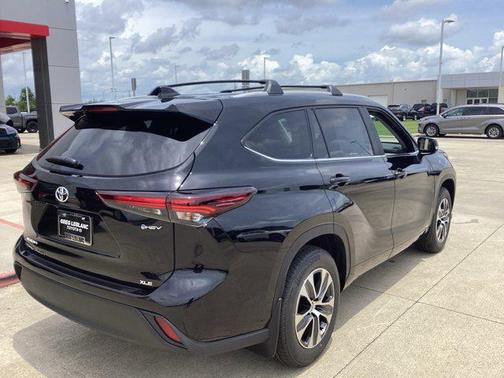 Midnight Black Metallic 2026 Toyota Highlander Hybrid XLE