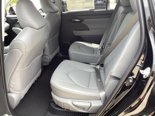 Midnight Black Metallic 2026 Toyota Highlander Hybrid XLE