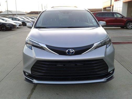 2025 Toyota Sienna XLE