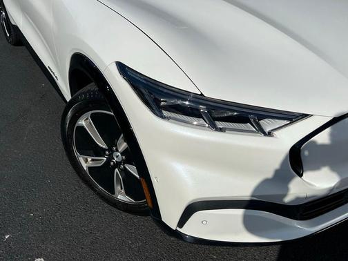 Star White Metallic Tri-Coat 2023 Ford Mustang Mach-E Premium