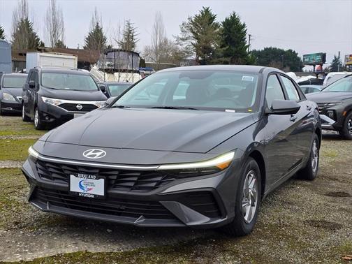 2025 Hyundai ELANTRA SE