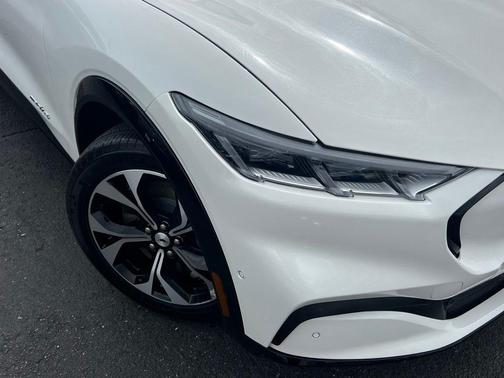 Star White Metallic Tri-Coat 2023 Ford Mustang Mach-E Premium