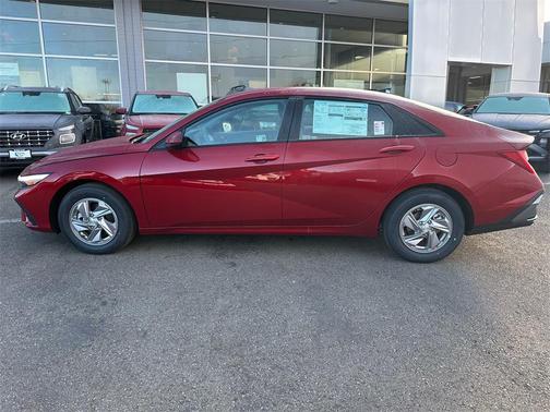 2025 Hyundai ELANTRA SE