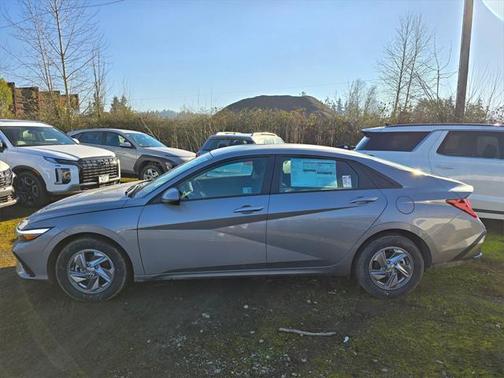2025 Hyundai ELANTRA SE