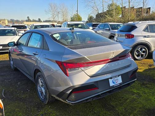 2025 Hyundai ELANTRA SE
