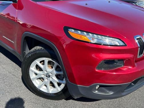 Deep Cherry Red Crystal Pearlcoat 2017 Jeep Cherokee Latitude