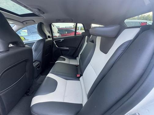 2016 Volvo V60 Cross Country T5