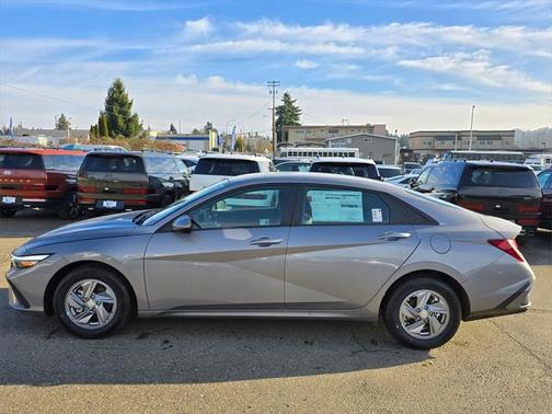 2025 Hyundai ELANTRA SE