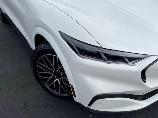 Star White Metallic Tri-Coat 2025 Ford Mustang Mach-E Premium