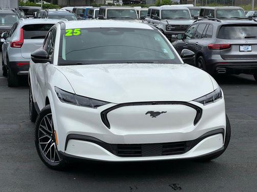 Star White Metallic Tri-Coat 2025 Ford Mustang Mach-E Premium
