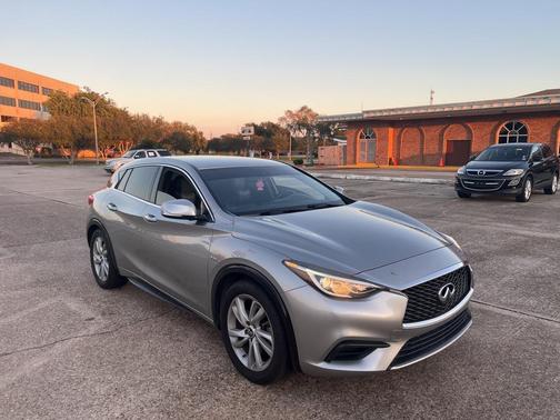 2018 INFINITI QX30 Luxury