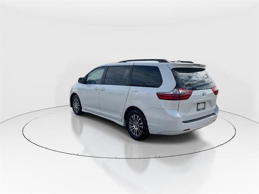 2020 Toyota Sienna XLE