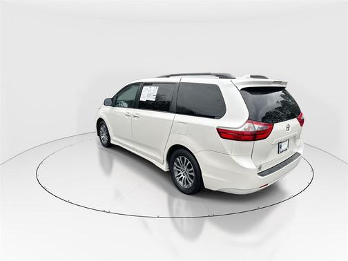 2020 Toyota Sienna XLE
