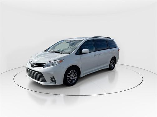 2020 Toyota Sienna XLE