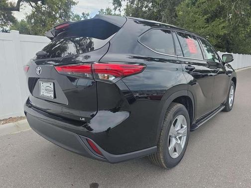 2022 Toyota Highlander LE