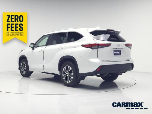 White 2023 Toyota Highlander XLE
