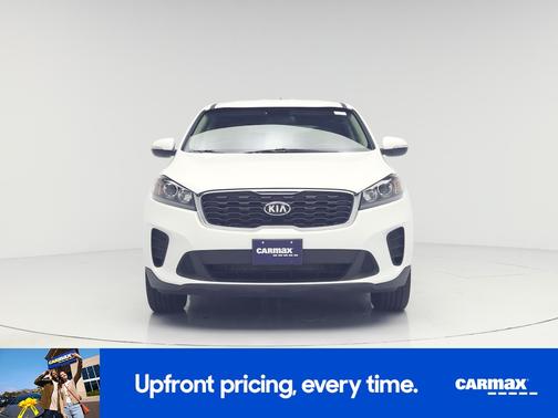 White 2019 Kia Sorento LX
