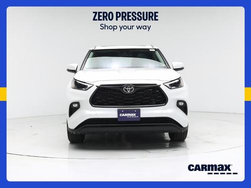 White 2022 Toyota Highlander XLE
