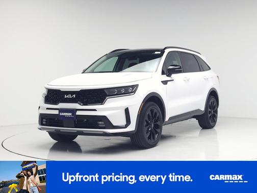 White 2023 Kia Sorento SX