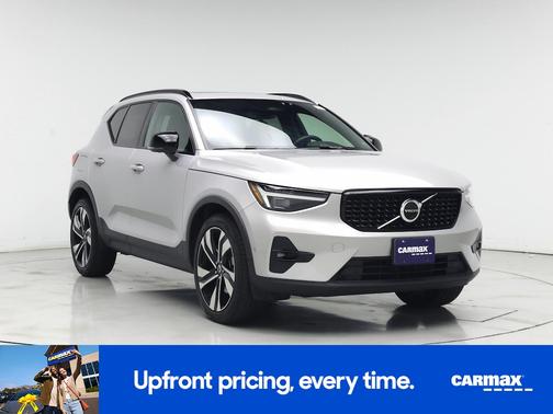 2023 Volvo XC40 B5 Ultimate Dark Theme
