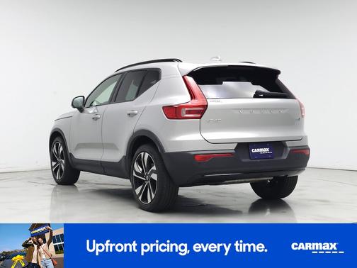 2023 Volvo XC40 B5 Ultimate Dark Theme