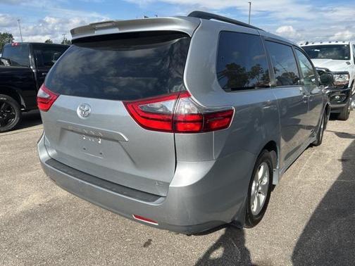 2020 Toyota Sienna LE