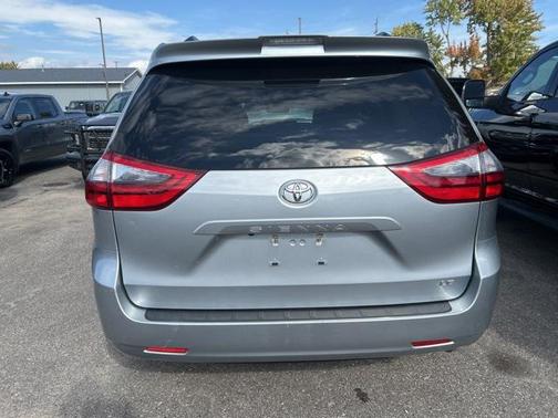 2020 Toyota Sienna LE