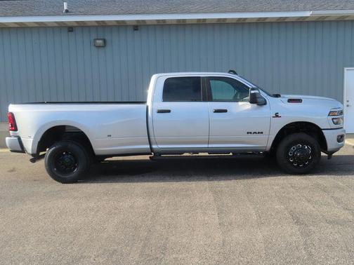 Silver Zynith 2026 RAM 3500 Big Horn Crew Cab 4x4 8' Box
