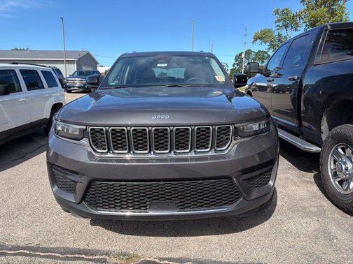 Baltic Gray Metallic Clearcoat 2023 Jeep Grand Cherokee Laredo