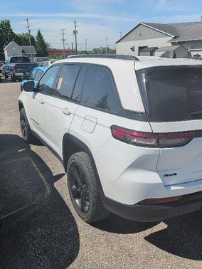 Bright White Clearcoat 2023 Jeep Grand Cherokee Altitude