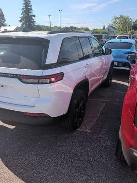 Bright White Clearcoat 2023 Jeep Grand Cherokee Altitude