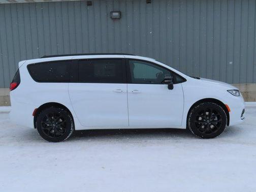 Bright White Clearcoat 2026 Chrysler Pacifica Limited