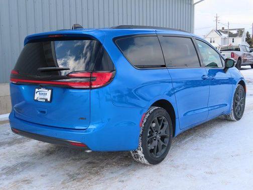 Hydro Blue Pearlcoat 2026 Chrysler Pacifica L