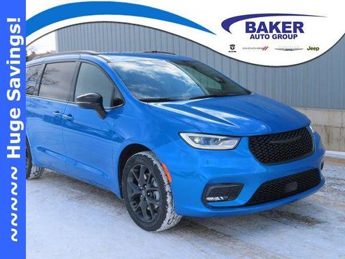 Hydro Blue Pearlcoat 2026 Chrysler Pacifica L