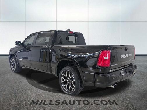 Diamond Black Crystal Pearlcoat 2026 RAM 1500 Laramie