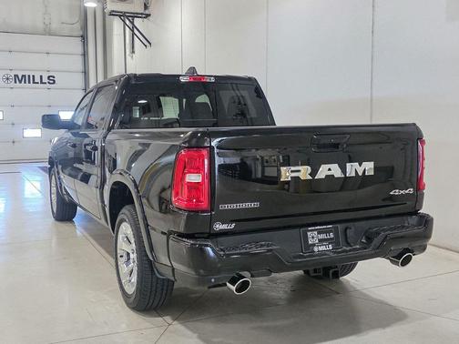 Diamond Black Crystal Pearlcoat 2026 RAM 1500 Big Horn/Lone Star
