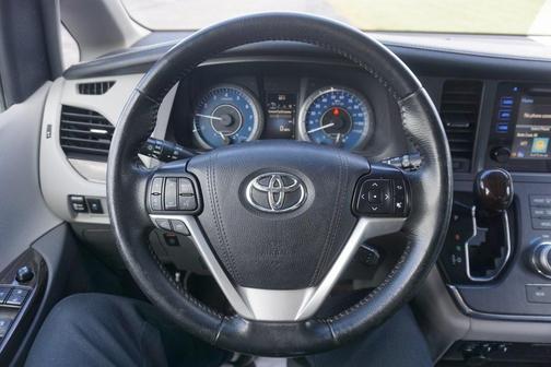 2017 Toyota Sienna XLE