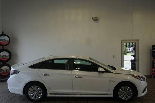 2017 Hyundai SONATA Hybrid SE