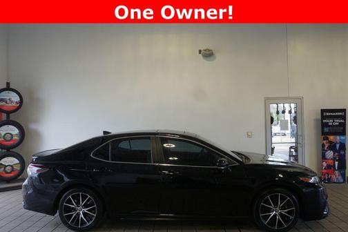 Midnight Black Metallic 2022 Toyota Camry SE