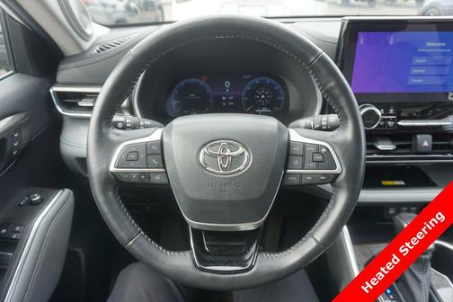 Pearl 2023 Toyota Highlander Limited