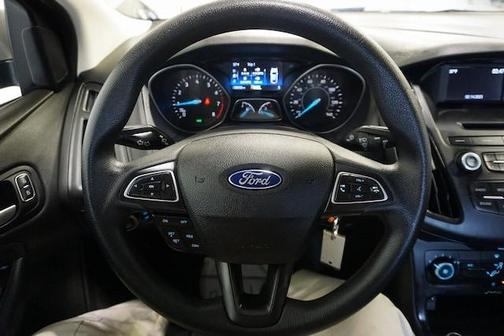 Photo 3 of 30 of 2016 Ford Focus SE