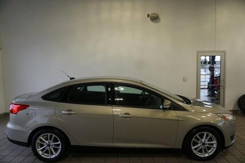 Photo 2 of 30 of 2016 Ford Focus SE