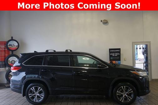 Midnight Black Metallic 2018 Toyota Highlander LE Plus