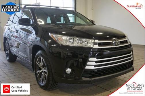 Midnight Black Metallic 2018 Toyota Highlander LE Plus