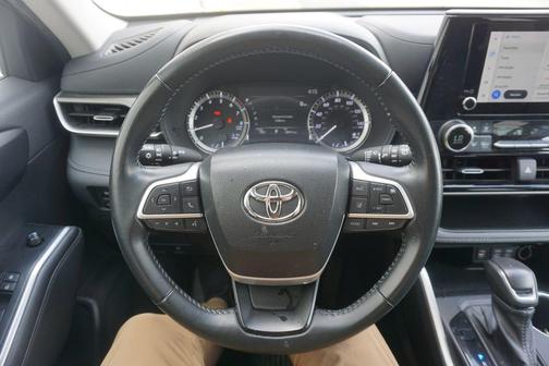 Magnetic Gray Metallic 2024 Toyota Highlander LE