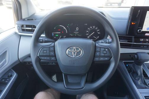 Magnetic Gray Metallic 2025 Toyota Sienna LE