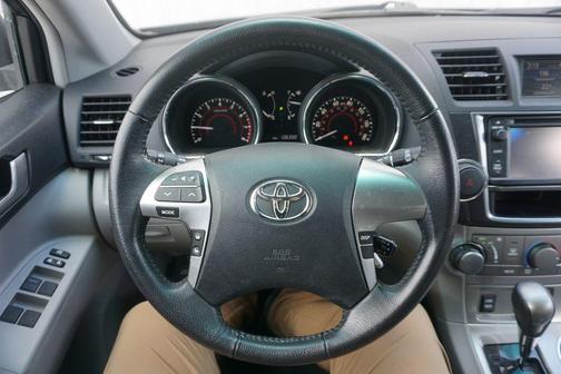 Shoreline Mist 2013 Toyota Highlander SE
