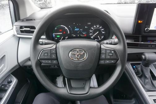 2025 Toyota Sienna LE