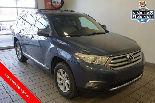 Blue 2013 Toyota Highlander SE