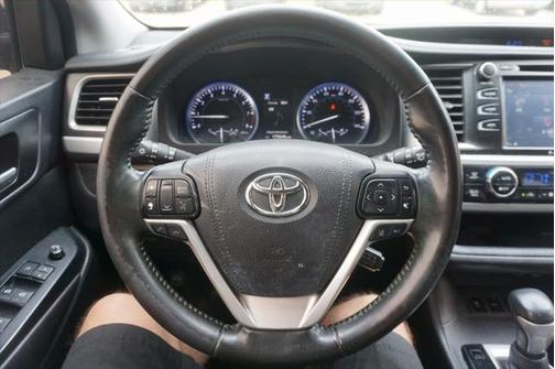 2017 Toyota Highlander SE